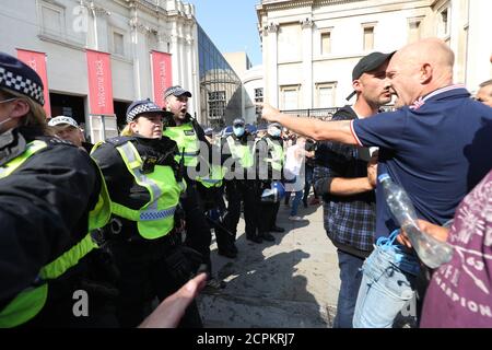 La police a parlé aux manifestants lors d'une manifestation anti-vax à Trafalgar Square à Londres. Banque D'Images