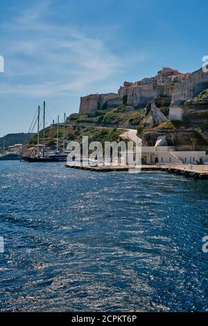 La gare maritime Corse-Sardaigne et la citadelle de Bonifacio Corse France Banque D'Images