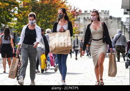 Southampton, Hampshire. 19 septembre 2020. Météo Royaume-Uni. Des shoppers dans des masques de visage lors d'un samedi après-midi chargé dans le quartier commerçant de Southampton's Above Bar lors d'une journée bien remplie. Credit Stuart Martin/Alay Live News Banque D'Images