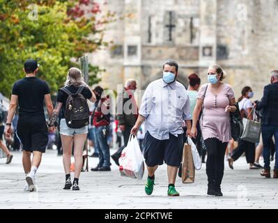 Southampton, Hampshire. 19 septembre 2020. Météo Royaume-Uni. Des shoppers dans des masques de visage lors d'un samedi après-midi chargé dans le quartier commerçant de Southampton's Above Bar lors d'une journée bien remplie. Credit Stuart Martin/Alay Live News Banque D'Images