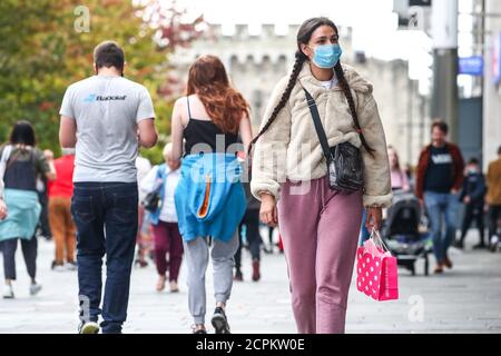 Southampton, Hampshire. 19 septembre 2020. Météo Royaume-Uni. Des shoppers dans des masques de visage lors d'un samedi après-midi chargé dans le quartier commerçant de Southampton's Above Bar lors d'une journée bien remplie. Credit Stuart Martin/Alay Live News Banque D'Images