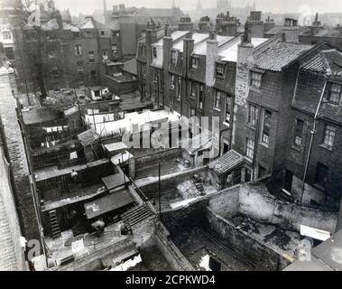 Maisons victoriennes en terrasse des années 1920 à Londres 'près de la gare d'Euston (autre côté de la route principale)'. Prise d'une photo originale pour les photographes de Londres Larkin Brothers Banque D'Images