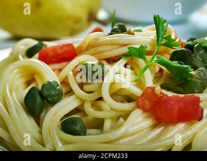 Spaghetti con pesto di capperi, pâtes avec sauce au câpres. Cuisine sicilienne, plats italiens traditionnels variés, vue sur le dessus. Banque D'Images