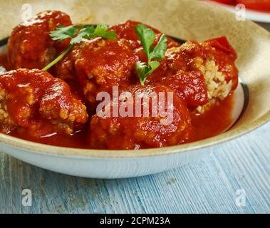 Polpette al Sugo, boulettes de viande italiennes, cuisine sicilienne, plats italiens variés traditionnels, vue sur le dessus. Banque D'Images