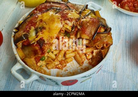 Timotta aubergine pâtes Timbale, cuisine sicilienne, plats italiens traditionnels variés, vue sur le dessus. Banque D'Images