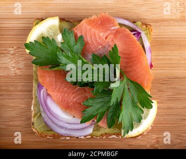 Sandwich alimentaire sain pain de grain entier sur un fond en bois. Banque D'Images
