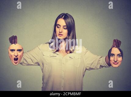 Belle fille femme détient deux masques Banque D'Images