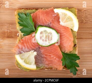 Sandwich alimentaire sain pain de grain entier sur un fond en bois. Banque D'Images