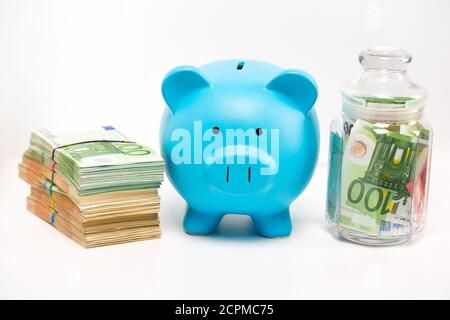 Pile de billets de banque en euros et pot rempli d'argent isolé sur fond blanc. Idée de réussite financière. Moyen d'économiser de l'argent concep Banque D'Images