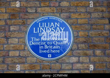 Angleterre, Londres, Westminster, Bloomsbury, Russel Square, Blue plaque sur l'ancien domicile de Lilian Lindsay la première femme dentiste à se qualifier en Britien Banque D'Images