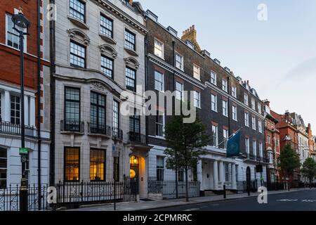 Angleterre, Londres, Marylebone, Corner of Harley Street et Queen Anne Street Banque D'Images