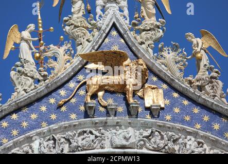 Grand Lion aux ailes en or sur la façade de la basilique Saint-Marc à Venise, symbole de la région de Vénétie et de la République de Serenissima Banque D'Images