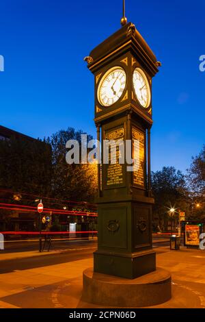 Angleterre, Londres, Islington, l'Angel Clock Tower la nuit Banque D'Images