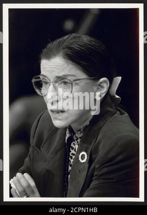 Ruth Bader Ginsburg témoigne devant la Commission judiciaire du Sénat des États-Unis pour sa nomination à la Cour suprême, Washington, DC, 7/20/1993. (Photo de Michael R Jenkins/Congressional Quarterly/RBM Vintage Images) Banque D'Images