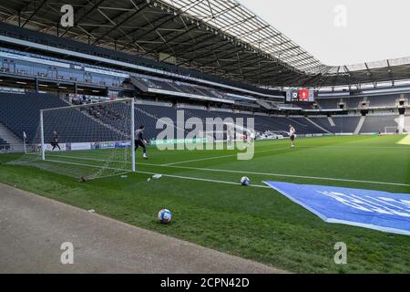 MILTON KEYNES, ANGLETERRE. 19 SEPTEMBRE 2020. Les joueurs de MK Dons s'échauffent avant le match de la Sky Bet League 1 entre MK Dons et Lincoln City au stade MK, Milton Keynes. (Credit: John Cripps | MI News ) Credit: MI News & Sport /Alay Live News Banque D'Images