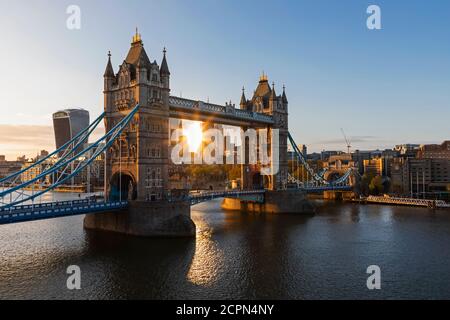 Angleterre, Londres, Southwark, Tower Bridge et City of London Skyline Banque D'Images