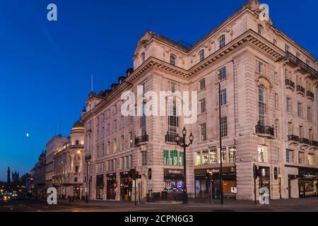 Angleterre, Londres, coin de Regent Street et Piccadilly la nuit Banque D'Images