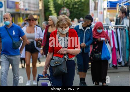 Staines-upon-Thames, Spelthorne, Surrey, Royaume-Uni. 19 septembre 2020. Le district du gouvernement local, Spelthorne, qui comprend Staines-upon-Thames à Surrey, est maintenant un « domaine de préoccupation » selon la liste de surveillance Covid-19 du gouvernement. Alors que le Royaume-Uni fait face à une deuxième augmentation du nombre de tests positifs Covid-19, il est possible que les villes de Spelthorne soient soumises à un confinement local. Les acheteurs jeunes et vieux étaient toutefois toujours en vigueur aujourd'hui dans la ville avec beaucoup de revêtements de visage en dehors. Crédit : Maureen McLean/Alay Live News Banque D'Images