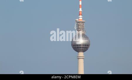 Berlin, Allemagne - 28 avril 2018 - la célèbre tour de télévision de Berlin (Berliner Fernsehturm) Banque D'Images