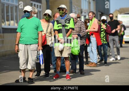 Les fans de Forest Green Rovers arrivent dans des masques pendant le match de la Sky Bet League Two au New Lawn, Nailsworth. Banque D'Images