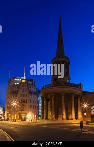 Angleterre, Londres, Portland place, BBC Broadcasting House et All Souls Church Banque D'Images