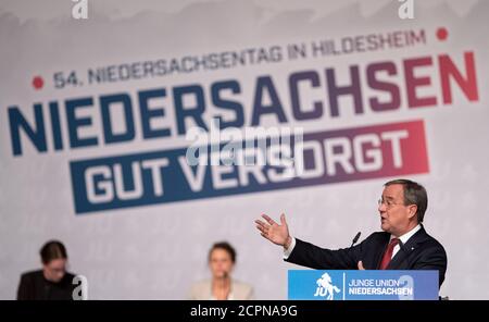 Hildesheim, Allemagne. 19 septembre 2020. Armin Laschet (CDU, r), Ministre Président de la Rhénanie-du-Nord-Westphalie, gestes lors de son discours au jour de la Basse-Saxe de l'Union Junge. Lors du jour de Basse-Saxe de la jeune Union à Hildesheim, Laschet et l'ancien chef de faction de l'Union parleront. Les deux ont l'intention de se présenter à la présidence fédérale de la CDU en décembre. Credit: Peter Steffen/dpa/Alay Live News Banque D'Images