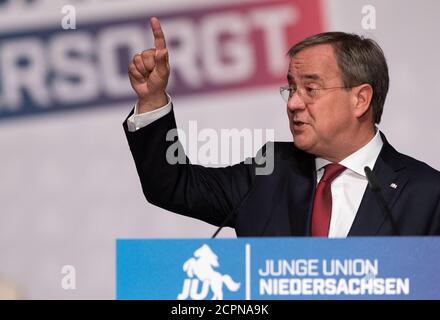 Hildesheim, Allemagne. 19 septembre 2020. Armin Laschet (CDU), Premier ministre de la Rhénanie-du-Nord-Westphalie, prend la parole lors du jour de Basse-Saxe de l'Union Junge. Laschet et l'ancien chef de faction de l'Union parleront lors du jour de Basse-Saxe de la jeune Union à Hildesheim. Les deux ont l'intention de se présenter à la présidence fédérale de la CDU en décembre. Credit: Peter Steffen/dpa/Alay Live News Banque D'Images