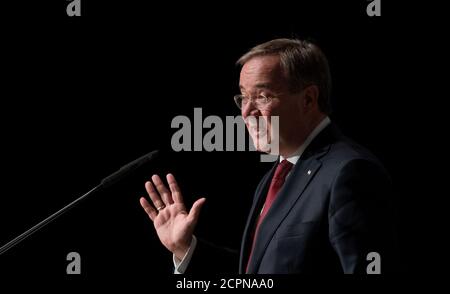 Hildesheim, Allemagne. 19 septembre 2020. Armin Laschet (CDU), Premier ministre de la Rhénanie-du-Nord-Westphalie, gestuelle lors de son discours au jour de la Basse-Saxe de l'Union Junge. Lors du jour de Basse-Saxe de la jeune Union à Hildesheim, Laschet et l'ancien chef de faction de l'Union parleront. Les deux ont l'intention de se présenter à la présidence fédérale de la CDU en décembre. Credit: Peter Steffen/dpa/Alay Live News Banque D'Images