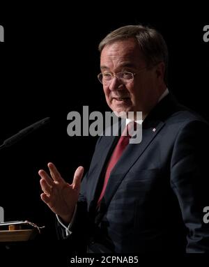 Hildesheim, Allemagne. 19 septembre 2020. Armin Laschet (CDU), Premier ministre de la Rhénanie-du-Nord-Westphalie, gestuelle lors de son discours au jour de la Basse-Saxe de l'Union Junge. Lors du jour de Basse-Saxe de la jeune Union à Hildesheim, Laschet et l'ancien chef de faction de l'Union parleront. Les deux ont l'intention de se présenter à la présidence fédérale de la CDU en décembre. Credit: Peter Steffen/dpa/Alay Live News Banque D'Images