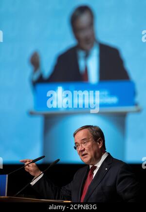 Hildesheim, Allemagne. 19 septembre 2020. Armin Laschet (CDU), Premier ministre de la Rhénanie-du-Nord-Westphalie, prend la parole lors du jour de Basse-Saxe de l'Union Junge. Laschet et l'ancien chef de faction de l'Union parleront lors du jour de Basse-Saxe de la jeune Union à Hildesheim. Les deux ont l'intention de se présenter à la présidence fédérale de la CDU en décembre. Credit: Peter Steffen/dpa/Alay Live News Banque D'Images