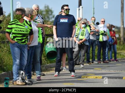 Les fans de Forest Green Rovers arrivent dans l'EPI avant le match de la Sky Bet League Two au New Lawn, Nailsworth. Banque D'Images