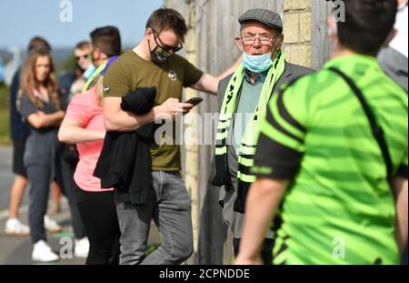 Les fans de Forest Green Rovers arrivent dans l'EPI avant le match de la Sky Bet League Two au New Lawn, Nailsworth. Banque D'Images