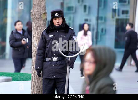 Le personnel de sécurité se trouve à l'extérieur du centre commercial Joy City dans le quartier de Xidan après une attaque au couteau, à Beijing, en Chine, le 11 février 2018. REUTERS/Jason Lee