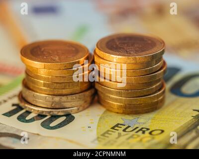Gros plan sur les piles de pièces en euros sur une facture de centième d'euros. Banque D'Images