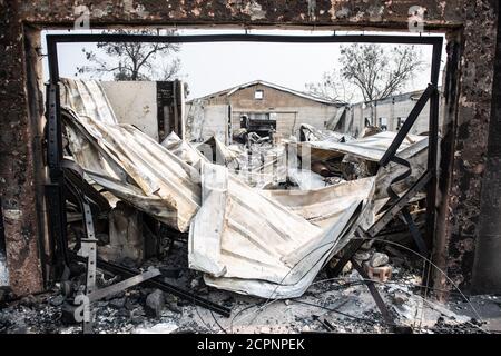 TALENT, ORE - 18 SEPTEMBRE 2020 : une vue générale des séquelles du feu d'Almeda. La ville de Talent, Oregon, montrant les maisons brûlées, les voitures et les gravats laissés derrière. Dans Talent, à environ 20 miles au nord de la frontière de la Californie, les maisons ont été charrées au-delà de la reconnaissance. Dans l'ouest des États-Unis, au moins 87 feux de forêt sont en feu, selon le National Interagency Fire Center. Ils ont torqué plus de 4.7 millions d'acres -- plus de six fois la région de Rhode Island. Crédit : Chris Tuite/imageSPACE/Sipa USA Banque D'Images