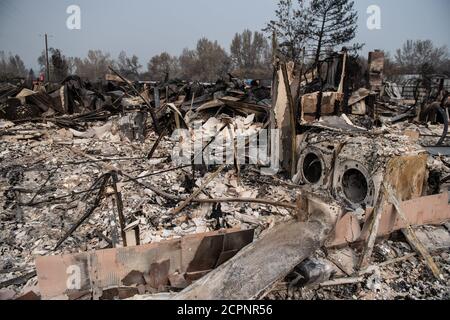 TALENT, ORE - 18 SEPTEMBRE 2020 : une vue générale des séquelles du feu d'Almeda. La ville de Talent, Oregon, montrant les maisons brûlées, les voitures et les gravats laissés derrière. Dans Talent, à environ 20 miles au nord de la frontière de la Californie, les maisons ont été charrées au-delà de la reconnaissance. Dans l'ouest des États-Unis, au moins 87 feux de forêt sont en feu, selon le National Interagency Fire Center. Ils ont torqué plus de 4.7 millions d'acres -- plus de six fois la région de Rhode Island. Crédit : Chris Tuite/imageSPACE/Sipa USA Banque D'Images