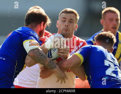 Le Matthew Lees de St Helens est abordé par Warrington Wolves Daryl Clark (à gauche) et Matthew Ashton lors du match de la Super League de Betfred au stade AJ Bell, à Salford. Banque D'Images