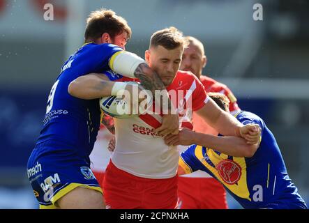 Le Matthew Lees de St Helens est abordé par Warrington Wolves Daryl Clark (à gauche) et Matthew Ashton lors du match de la Super League de Betfred au stade AJ Bell, à Salford. Banque D'Images