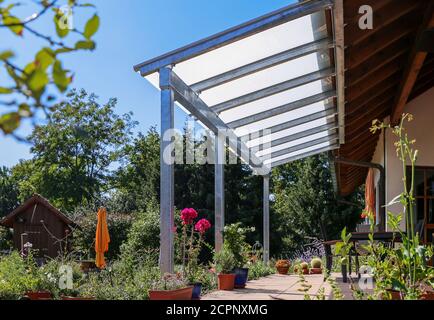 Terrasse avec verrière et vue sur le jardin Banque D'Images