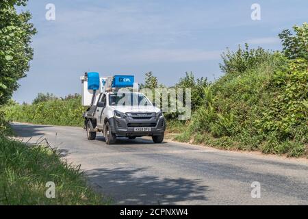 Pick-up BT Openreach Isuzu avec préparateur de cerise CPL replié sur une route rurale (Cornwall). Pour le haut débit rural dans les zones rurales du Royaume-Uni. Banque D'Images