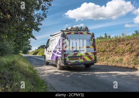 BT OpenREACH installation commerciale de fourgonnette conduite sur une route de campagne rurale (Cornwall). Pour le large bande rural dans les zones rurales du Royaume-Uni, et les services téléphoniques. Banque D'Images