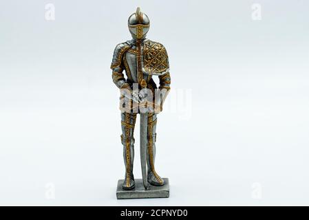 Chevalier médiéval en armure et épée argentées Banque D'Images