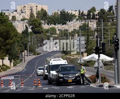 Jérusalem, Israël. 19 septembre 2020. La police israélienne arrête des voitures à un barrage routier de Jérusalem, lors d'un verrouillage du coronavirus à Rosh Hashanah, le nouvel an juif, le samedi 19 septembre 2020. Israël est entré dans une période de confinement à l'échelle nationale de trois semaines avant le début de Rosh Hashanah dans la tentative du gouvernement de réduire la propagation rampante de COVID-19, obligeant les résidents à rester à la maison pendant les hautes vacances juives. Photo par Debbie Hill/UPI crédit: UPI/Alay Live News Banque D'Images