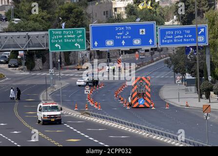 Jérusalem, Israël. 19 septembre 2020. Un homme de police israélien un barrage à l'entrée de Jérusalem, lors d'un confinement du coronavirus sur Rosh Hashanah, le nouvel an juif, le samedi 19 septembre 2020. Israël est entré dans une période de confinement à l'échelle nationale de trois semaines avant le début de Rosh Hashanah dans la tentative du gouvernement de réduire la propagation rampante de COVID-19, obligeant les résidents à rester à la maison pendant les hautes vacances juives. Photo par Debbie Hill/UPI crédit: UPI/Alay Live News Banque D'Images