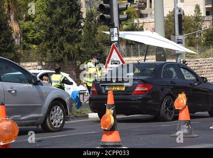 Jérusalem, Israël. 19 septembre 2020. La police israélienne arrête des voitures à un barrage routier de Jérusalem, lors d'un verrouillage du coronavirus à Rosh Hashanah, le nouvel an juif, le samedi 19 septembre 2020. Israël est entré dans une période de confinement à l'échelle nationale de trois semaines avant le début de Rosh Hashanah dans la tentative du gouvernement de réduire la propagation rampante de COVID-19, obligeant les résidents à rester à la maison pendant les hautes vacances juives. Photo par Debbie Hill/UPI crédit: UPI/Alay Live News Banque D'Images