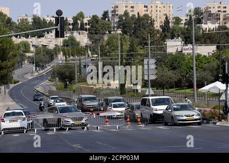 Jérusalem, Israël. 19 septembre 2020. La police israélienne arrête des voitures à un barrage routier de Jérusalem, lors d'un verrouillage du coronavirus à Rosh Hashanah, le nouvel an juif, le samedi 19 septembre 2020. Israël est entré dans une période de confinement à l'échelle nationale de trois semaines avant le début de Rosh Hashanah dans la tentative du gouvernement de réduire la propagation rampante de COVID-19, obligeant les résidents à rester à la maison pendant les hautes vacances juives. Photo par Debbie Hill/UPI crédit: UPI/Alay Live News Banque D'Images