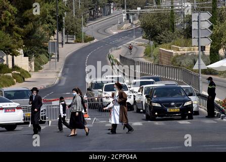 Jérusalem, Israël. 19 septembre 2020. Les Juifs ultra-orthodoxes marchent devant un barrage de la police à Jérusalem, lors d'un confinement du coronavirus sur Rosh Hashanah, le nouvel an juif, le samedi 19 septembre 2020. Israël est entré dans une période de confinement à l'échelle nationale de trois semaines avant le début de Rosh Hashanah dans la tentative du gouvernement de réduire la propagation rampante de COVID-19, obligeant les résidents à rester à la maison pendant les hautes vacances juives. Photo par Debbie Hill/UPI crédit: UPI/Alay Live News Banque D'Images