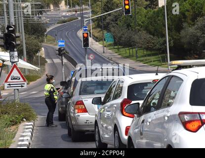 Jérusalem, Israël. 19 septembre 2020. La police israélienne arrête des voitures à un barrage routier de Jérusalem, lors d'un verrouillage du coronavirus à Rosh Hashanah, le nouvel an juif, le samedi 19 septembre 2020. Israël est entré dans une période de confinement à l'échelle nationale de trois semaines avant le début de Rosh Hashanah dans la tentative du gouvernement de réduire la propagation rampante de COVID-19, obligeant les résidents à rester à la maison pendant les hautes vacances juives. Photo par Debbie Hill/UPI crédit: UPI/Alay Live News Banque D'Images