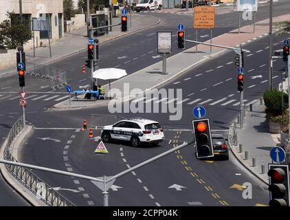 Jérusalem, Israël. 19 septembre 2020. La police israélienne s'assoit à des barrages routiers à Jérusalem, lors d'un confinement du coronavirus à Rosh Hashanah, le nouvel an juif, le samedi 19 septembre 2020. Israël est entré dans une période de confinement à l'échelle nationale de trois semaines avant le début de Rosh Hashanah dans la tentative du gouvernement de réduire la propagation rampante de COVID-19, obligeant les résidents à rester à la maison pendant les hautes vacances juives. Photo par Debbie Hill/UPI crédit: UPI/Alay Live News Banque D'Images