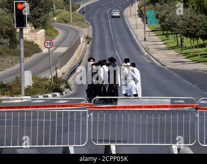 Jérusalem, Israël. 19 septembre 2020. Les Juifs ultra-orthodoxes marchent derrière un barrage routier à Jérusalem, lors d'un verrouillage du coronavirus sur Rosh Hashanah, le nouvel an juif, le samedi 19 septembre 2020. Israël est entré dans une période de confinement à l'échelle nationale de trois semaines avant le début de Rosh Hashanah dans la tentative du gouvernement de réduire la propagation rampante de COVID-19, obligeant les résidents à rester à la maison pendant les hautes vacances juives. Photo par Debbie Hill/UPI crédit: UPI/Alay Live News Banque D'Images